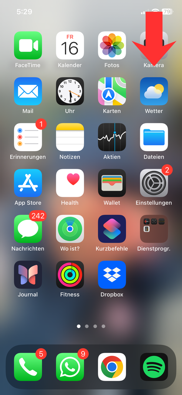 Der iPhone-Home-Bildschirm mit einem nach unten zeigenden Pfeil in der oberen rechten Ecke