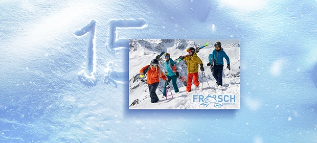  Der Hintergrund ist im Schnee. Auf der linken Seite steht groß die Zahl 15. In der Mitte ist ein Bild im Schnee mit mehreren Menschen, die in Skikleidung laufen. Unter Ihnen sieht man das Logo Frosch. 