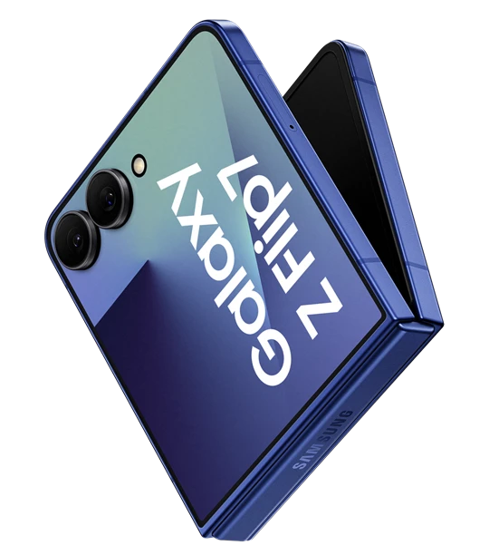  Teilweise aufgeklapptes Samsung Galaxy Z Flip7 Smartphone in Blau, schräg dargestellt auf hellem Hintergrund. Auf dem Außendisplay ist der Schriftzug „Galaxy Z Flip7“ zu sehen, neben zwei Kameralinsen und einem Blitz. 