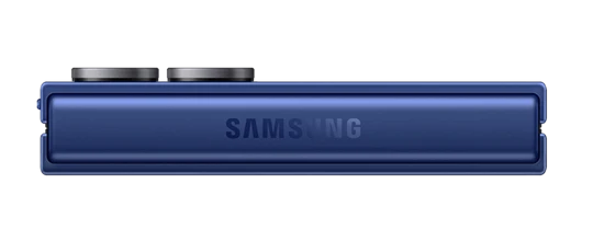  Zusammengeklapptes Samsung Galaxy Z Flip7 Smartphone in Blau, Seitenansicht. Sichtbar sind das Scharnier mit dem Samsung-Logo und die leicht hervorstehenden Kameralinsen auf hellem Hintergrund. 