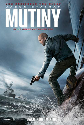 Filmplakat zu „Mutiny“: Vor einer stürmischen Meereskulisse klettert ein Mann an der Außenwand eines großen Schiffes entlang. Er hält sich mit einer Hand an einem Seil fest und trägt in der anderen eine Pistole, während hohe Wellen gegen den Schiffsrumpf schlagen. Im Hintergrund ist auf dem aufgewühlten Meer ein weiteres Schiff zu erkennen. Die kühlen Blau- und Grautöne sowie der bewölkte Himmel erzeugen eine düstere, actionreiche Atmosphäre.