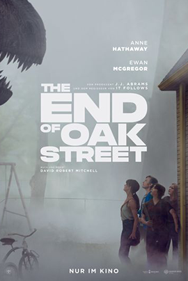 Filmplakat zu „The End of Oak Street“: In einer nebligen, grau gehaltenen Vorstadtszenerie stehen vier Personen angespannt neben einem Haus und blicken nach oben. Über ihnen ragt aus dem dichten Nebel der riesige, dunkle Kopf einer bedrohlichen Kreatur mit weit geöffnetem Maul und scharfen Zähnen hervor.