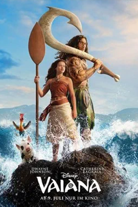 Filmplakat mit Vaiana und Maui, die gemeinsam auf einem Felsen im Meer stehen. Vaiana hält ein Paddel, Maui trägt seinen großen magischen Angelhaken auf der Schulter. Wellen schlagen gegen den Felsen, während im Hintergrund ein heller Himmel zu sehen ist. Vor ihnen stehen das Schwein Pua und der Hahn Heihei. Unten befindet sich der Filmtitel „Vaiana“.