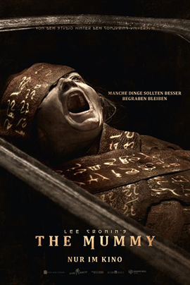 Filmplakat zu „Lee Cronins The Mummy“: Eine in dunkle, bräunliche Bandagen gehüllte Person liegt in einem Sarg oder einer steinernen Umrandung und schreit mit weit geöffnetem Mund nach oben. Ihr Gesicht ist angespannt, von oben beleuchtet und von Schatten umgeben, was eine düstere, beklemmende Atmosphäre erzeugt.