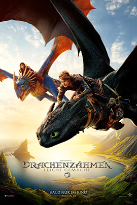 Das Bild zeigt ein Filmplakat zu Drachenzähmen leicht gemacht 3. Im Vordergrund sieht man Hiccup, der auf seinem Nachtschatten-Drachen Toothless fliegt. Ein weiterer Drache fliegt neben ihnen. Die Szene spielt vor einer wunderschönen, idyllischen Landschaft mit Meer und Bergen bei Sonnenuntergang.