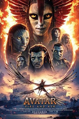 Filmplakat für Avatar: Fire and Ash Vor einem dramatisch glühenden Hintergrund aus Feuer, Rauch und Asche dominiert zentral das ernste Gesicht einer Na’vi-Figur mit leuchtend gelben Augen und roter Kriegsbemalung. Um sie herum sind mehrere weitere Na’vi porträthaft angeordnet, ihre Gesichter kühl blau gefärbt und intensiv blickend, was einen starken Kontrast zur feurigen Umgebung bildet.