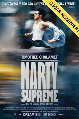 Filmplakat zu „Marty Supreme“: Timothée Chalamet rennt in weißem Tanktop und geöffneter Jacke durch eine verschwommene Großstadtszene, alles wirkt dynamisch und in Bewegung. Unten steht der Titel „Marty Supreme“ in großen, hellen Blockbuchstaben. Oben ist ein gelbes Banner mit der Aufschrift „Oscar Nominiert“.