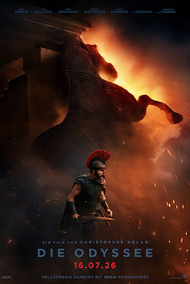 Filmplakat zu „Die Odyssee“. Im Vordergrund steht ein bewaffneter Krieger mit Helm und rotem Helmbusch vor einer rauchigen, von Funken durchzogenen Kulisse. Im Hintergrund erhebt sich das gewaltige hölzerne Trojanische Pferd, das von warmem, orangefarbenem Licht dramatisch hinterleuchtet wird. Im unteren Bereich stehen der Filmtitel „Die Odyssee“ sowie der Kinostart „16.07.26“.