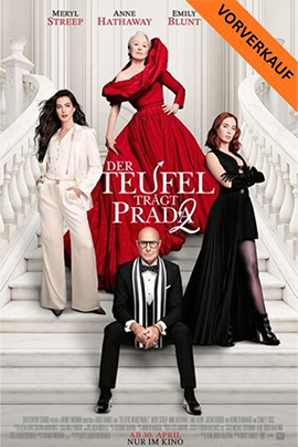 Filmplakat zu „Der Teufel trägt Prada 2“: Auf einer eleganten, weißen Treppe posieren mehrere Figuren in stilvoller Mode. In der Mitte steht eine ältere Frau in einem auffälligen, bodenlangen roten Kleid mit dramatischen Schultern, die selbstbewusst nach vorne blickt.
