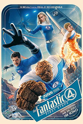 Filmplakat für The Fantastic Four: First Steps – Es zeigt die vier Superhelden in blauen Anzügen vor futuristischer Stadtkulisse, bereit zum Einsatz.