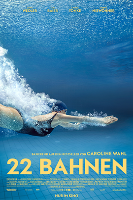 Filmplakat für 22 Bahnen – Es zeigt eine Schwimmerin unter Wasser, die kraftvoll ihre Bahnen zieht. Luftblasen wirbeln hinter ihr auf, während sie entschlossen in Richtung Beckenrand gleitet.