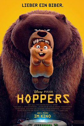 Filmplakat zu „Hoppers“: Vor gelbem Hintergrund steht ein kleiner, niedlicher Biber mit großen Augen und gefalteten Händen. Hinter ihm ragt ein riesiger Bär mit geöffnetem Maul auf, dessen Kopf wie eine bedrohliche Kapuze über dem Biber wirkt. Oben steht der Slogan „Lieber ein Biber.“. Unten ist das Disney-Pixar-Logo und der Filmtitel „Hoppers“ in großen, goldenen Buchstaben zu sehen, darunter der Kinostart-Hinweis „Ab 5. März im Kino“.