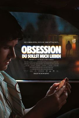 Filmplakat zu „Obsession – Du sollst mich lieben“: In einer dunklen, spannungsgeladenen Szene sitzt ein junger Mann im Inneren eines Autos und betrachtet nachdenklich ein Foto oder eine Karte in seiner Hand. Sein Gesicht ist nur seitlich und im Schatten zu sehen, während draußen durch das Autofenster ein Haus im Regen erkennbar ist.