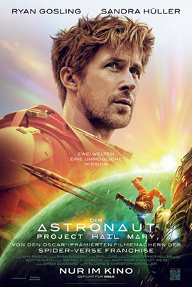 Filmplakat zu „Der Astronaut – Project Hail Mary“: Ein Mann im Raumanzug blickt nachdenklich zur Seite, sein Gesicht ist warm beleuchtet vor einem farbigen, lichtdurchfluteten Hintergrund, der an einen Sonnenaufgang im All erinnert. Unten schwebt eine kleine Astronautenfigur über einer grünen, planetenähnlichen Oberfläche neben einer futuristischen Raumstruktur. Oben stehen die Namen „Ryan Gosling“ und „Sandra Hüller“.