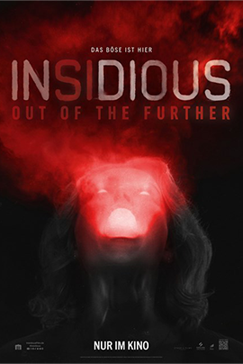 Filmplakat zu „Insidious: Out of the Further“: Das Plakat ist in düsteren Schwarz- und Rottönen gehalten und zeigt im unteren Bereich schemenhaft eine Person mit langen dunklen Haaren. Ihr Gesicht wird von einem intensiv rot leuchtenden, verzerrten Gesicht überlagert, das wie eine unheimliche Erscheinung aus der Dunkelheit hervortritt. Darüber breiten sich rote, nebelartige Rauchschwaden aus und verstärken die bedrohliche, übernatürliche Atmosphäre.