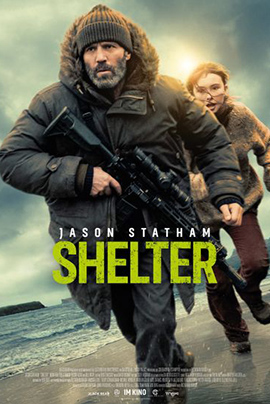 Filmplakat zu „Shelter“: In einer rauen Küstenlandschaft rennt ein bärtiger Mann in dicker Winterkleidung entschlossen nach vorne, ein Gewehr fest in den Händen. Hinter ihm folgt eine junge Frau, ebenfalls in Bewegung, während Wind und Wetter um sie toben. Der Himmel ist grau und dramatisch, das Meer im Hintergrund wirkt unruhig.