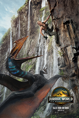 Filmplakat für Jurassic World: Die Wiedergeburt - Es zeigt einen riesigen Flugsaurier, der eine kletternde Frau an einer Felswand angreift