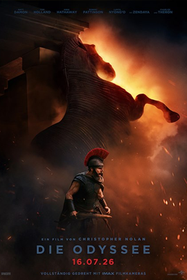 Filmplakat zu „Die Odyssee“. Im Vordergrund steht ein bewaffneter Krieger mit Helm und rotem Helmbusch vor einer rauchigen, von Funken durchzogenen Kulisse. Im Hintergrund erhebt sich das gewaltige hölzerne Trojanische Pferd, das von warmem, orangefarbenem Licht dramatisch hinterleuchtet wird. Im unteren Bereich stehen der Filmtitel „Die Odyssee“ sowie der Kinostart „16.07.26“.
