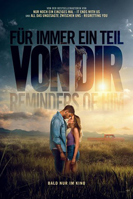 Filmplakat zu „Für immer ein Teil von dir – Reminders of Him“: In einer weiten Landschaft mit hohem Gras und warmem Sonnenuntergang stehen sich ein junger Mann und eine junge Frau gegenüber und lehnen ihre Stirnen aneinander, während sie sich an den Händen halten. Im Hintergrund sind Berge und ein offener Himmel mit weichen Wolken zu sehen.