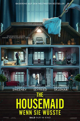 Filmplakat für The Housemaid – Wenn sie nur wüsste Im Zentrum steht ein aufgeschnittenes Puppenhaus, das wie ein mehrstöckiges Wohnhaus mit offen einsehbaren Räumen gestaltet ist. In jedem Stockwerk sind verschiedene Figuren bei alltäglichen, aber angespannten Situationen zu sehen – etwa eine Frau im Wohnzimmer, ein Mann im Schlafzimmer oder eine Person, die heimlich in einem Raum steht.