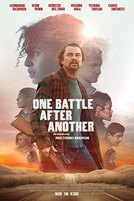 Filmplakat für One Battle After Another – Im Zentrum steht Leonardo DiCaprio in kariertem Hemd, der ein Gewehr hält und nach oben blickt. Er ist umgeben von den halbtransparenten Gesichtern der weiteren Hauptdarsteller wie Sean Penn, Benicio Del Toro, und Regina Hall, vor einem sonnigen Wüstenhintergrund.