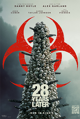 Filmplakat für 28 Years Later mit einem Turm aus Totenschädeln vor einem roten Biohazard-Symbol und Nebel im Hintergrund