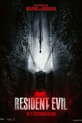 Filmplakat zu „Resident Evil“: In einer düsteren, verschneiten Waldlandschaft führt eine schmale Straße durch hohe, dicht stehende Bäume. Im unteren Bildbereich steht ein dunkles Auto, dessen rote Rücklichter intensiv leuchten und einen starken Kontrast zur kalten, schwarz-weißen Umgebung bilden.