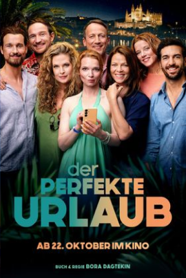 Filmplakat zu „Der perfekte Urlaub“: Sieben Personen stehen dicht beieinander und lächeln in die Kamera, eine Frau im grünen Kleid hält ein Smartphone für ein Selfie. Im Hintergrund leuchtet eine Kathedrale bei Nacht. Unten: Ab 22. Oktober im Kino