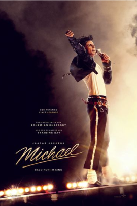 Ein Filmplakat zeigt eine zentrale Bühnenfigur in ikonischer Pose mit Mikrofon unter starkem Scheinwerferlicht. Der Hintergrund ist dunkel und kontrastreich, wodurch die Figur im Fokus steht. Der Filmtitel „Michael“ ist klar und prominent platziert.