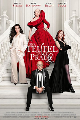 Filmplakat zu Der Teufel trägt Prada 2: Auf einer eleganten, weißen Treppe posieren mehrere Figuren in stilvoller Mode. In der Mitte steht eine ältere Frau in einem auffälligen, bodenlangen roten Kleid mit dramatischen Schultern, die selbstbewusst nach vorne blickt.