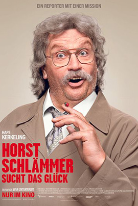 Filmplakat zu „Horst Schlämmer sucht das Glück“: Vor hellem, neutralem Hintergrund steht ein älterer Mann mit grauen, leicht zerzausten Haaren, Schnurrbart und großer Brille. Er trägt einen beigen Mantel, Hemd und Krawatte und blickt mit weit aufgerissenen Augen überrascht nach vorne. In seiner Hand hält er einen kleinen Gegenstand, den er neugierig betrachtet. Oben steht der Slogan „Ein Reporter mit einer Mission“.