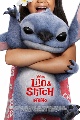 Das Bild zeigt ein Filmplakat für den Disney-Film Lilo und Stitch. Im Mittelpunkt steht Stitch, der außerirdische Protagonist, der liebevoll von einem jungen Mädchen umarmt wird. Das Mädchen trägt ein hawaiianisches Kleid und lächelt