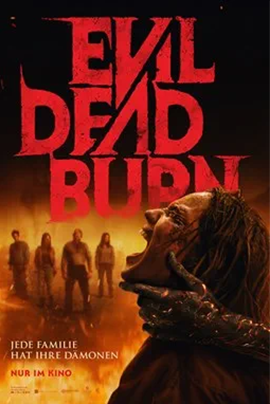 Filmplakat mit dem roten Titel „EVIL DEAD BURN“ auf schwarzem Hintergrund. Im Vordergrund schreit eine Person mit nach hinten geneigtem Kopf, während eine verbrannte, krallenartige Hand ihren Hals umklammert. Im Hintergrund stehen fünf silhouettenhafte Personen vor einer feurigen, orange leuchtenden Landschaft. Unten links steht der Slogan „Jede Familie hat ihre Dämonen“.
