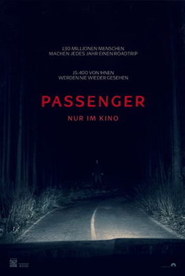 Filmplakat zu Passenger: Eine dunkle Straße führt nachts in einen Wald. In der Bildmitte steht klein eine einzelne Person, darüber der rote Filmtitel und kurze Textzeilen.