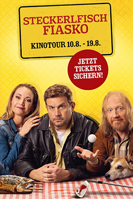 Filmplakat zu „Steckerlfischfiasko“: Das Plakat zeigt drei Personen und einen Hund vor einem leuchtend gelben Hintergrund. Im Vordergrund sitzen die Figuren dicht nebeneinander an einem Tisch mit rot-weiß karierter Tischdecke. Links lächelt eine Frau in Jeansjacke, während in der Mitte ein Mann mit dunkler Lederjacke und ernstem Blick sitzt. Rechts gestikuliert ein rothaariger Mann, neben dem ein Hund neugierig über die Tischkante blickt.