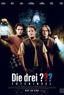 Filmplakat für Die drei ??? – Toteninsel Vor einem dunklen, nächtlichen Dschungelhintergrund stehen drei jugendliche Detektive dicht nebeneinander in einem schmalen, überwucherten Pfad. Der linke Junge hält eine leuchtende Laterne hoch, deren kaltes Licht seine entschlossene Miene und die umgebenden Pflanzen erhellt.