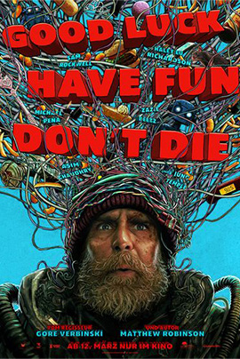Filmplakat zu „Good Luck, Have Fun, Don’t Die“: Vor türkisblauem Hintergrund ist ein bärtiger Mann mit Mütze zu sehen, dessen Kopf von einem chaotischen Geflecht aus bunten Kabeln, Drähten und elektronischen Bauteilen umgeben ist, das wie eine wirre Gedankenwolke nach oben wächst. Über dem Bild steht in großen, roten 3D-Buchstaben der Slogan „GOOD LUCK HAVE FUN DON’T DIE“. Zwischen den Kabeln sind mehrere Namen versteckt.