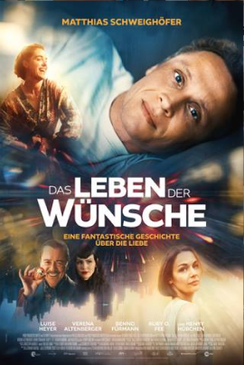 Filmplakat für Das Leben der Wünsche – Im Zentrum liegt ein nachdenklich wirkender Mann auf einem Bett, umgeben von einem warmen, traumartigen Licht. Über ihm erscheint eine Frau in einem goldenen Kleid, als wäre sie Teil einer Erinnerung oder Fantasie. Unten sind mehrere Figuren in emotionalen Szenen dargestellt: ein lachendes Paar, eine Frau mit ernstem Blick und ein Mann in Bewegung. Darüber steht Eine fantastische Geschichte über die Liebe, unten der Titel Das Leben der Wünsche.