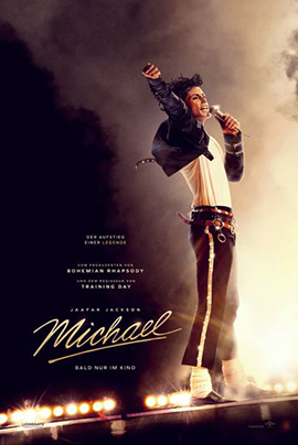 Filmplakat zu Michael: Zeigt eine zentrale Bühnenfigur in ikonischer Pose mit Mikrofon unter starkem Scheinwerferlicht. Der Hintergrund ist dunkel und kontrastreich, wodurch die Figur im Fokus steht.
