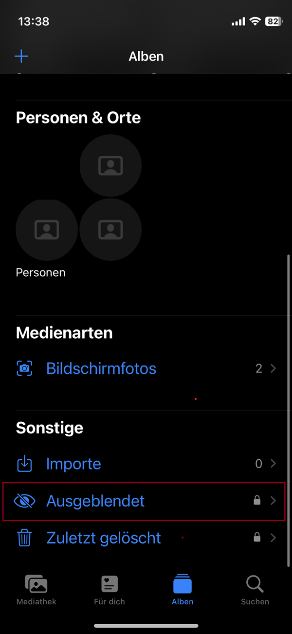 Screenshot in der App „Fotos“ mit roter Markierung der Option „Ausgeblendet“.