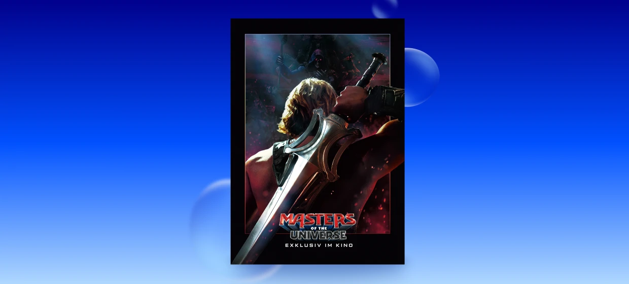  Filmplakat des Films MASTERS OF THE UNIVERSE. Auf dem Plakat ist im Vordergrund eine Figur von hinten zu sehen, die ein großes silbernes Schwert über die Schulter hält. Die Person hat blondes, schulterlanges Haar und trägt eine Rüstung. Im dunklen, violett und rötlich ausgeleuchteten Hintergrund steht eine bedrohliche Gestalt mit leuchtend roten Augen und einem Stab. Unten mittig stehen der Filmtitel MASTERS OF THE UNIVERSE, darunter der Schriftzug EXKLUSIV IM KINO. 