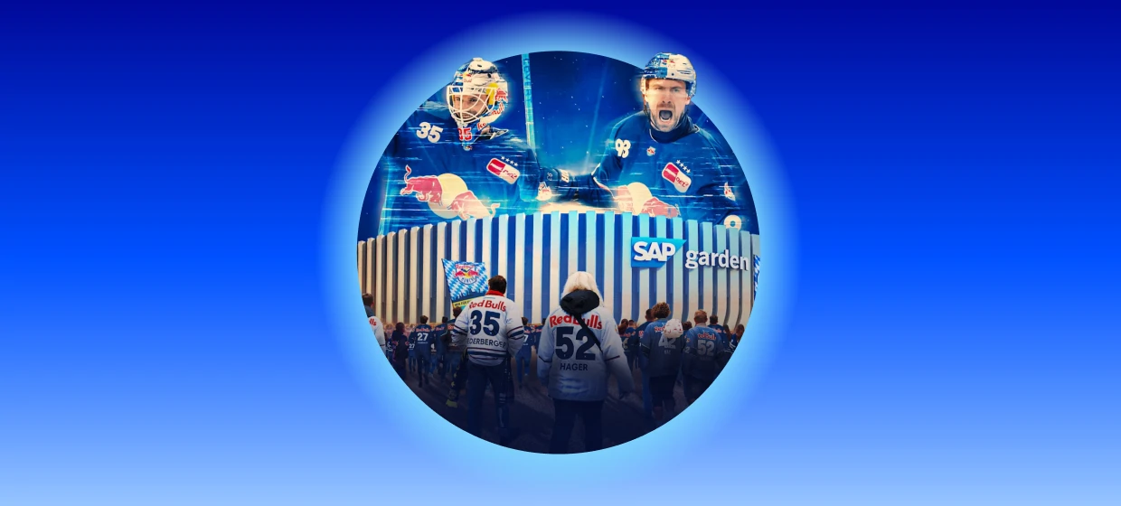  Fans in Red Bulls Trikots laufen auf die SAP Garden zu. Über der Arena sind zwei jubelnde Eishockey-Spieler in blauen Trikots zu sehen. 