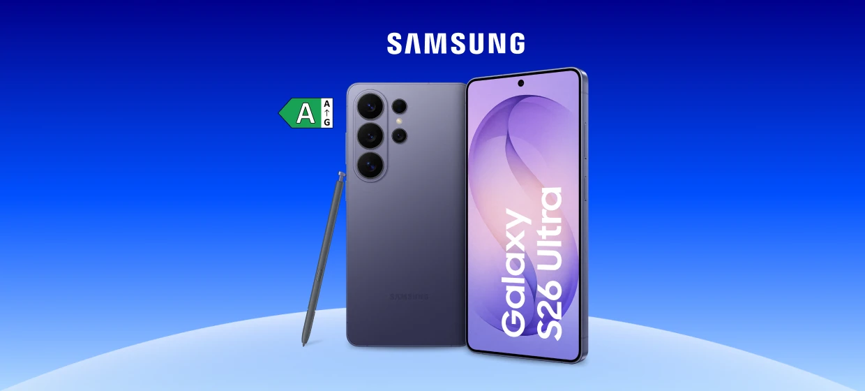  Zwei Samsung Galaxy S26 Ultra Smartphones vor blauem Hintergrund. Links das Gerät von hinten, rechts die Vorderseite mit Display. Oben das Samsung-Logo. Links befindet sich ein kleines Energieeffizienzlabel mit der Einstufung A. 
