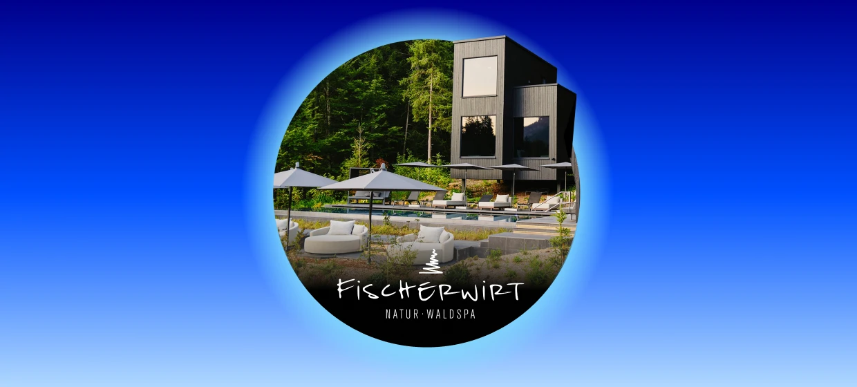  Modernes schwarzes Waldhaus mit großer Terrasse, Sitzplätzen und Pool, umgeben von dichtem Grün. 