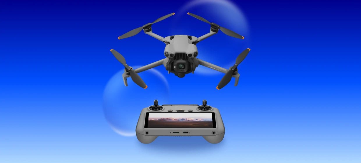  Mini Drohne auf blauem Hintergrund 