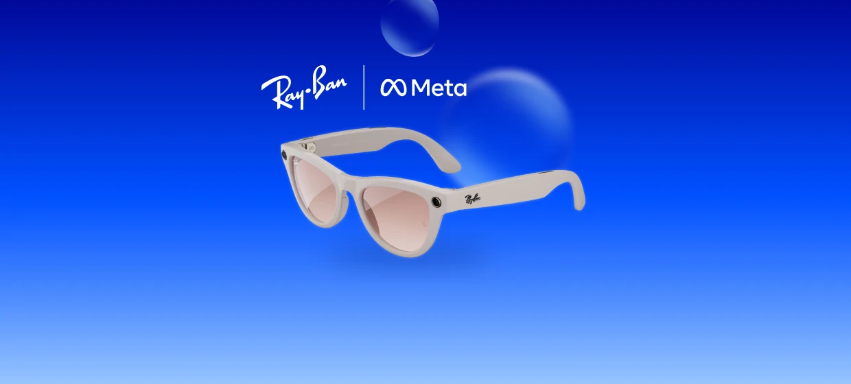  Kreidegraue Ray-Ban Meta Skyler-Sonnenbrille mit Kamera an der Seite, darüber Logos von Ray-Ban und Meta. 