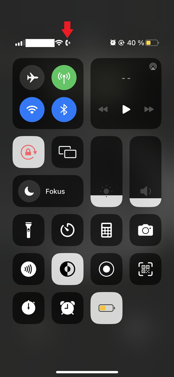 Screenshot vom Kontrollzentrum beim iPhone mit rotem Pfeil über dem weißen Symbol, das ein Telefon mit einem nach rechts deutendem Pfeil zeigt
