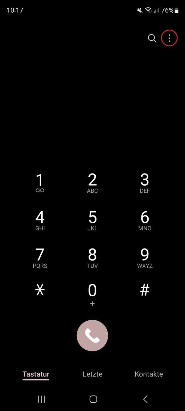 Screenshot der Telefon-App mit Markierung von „weitere Optionen“.