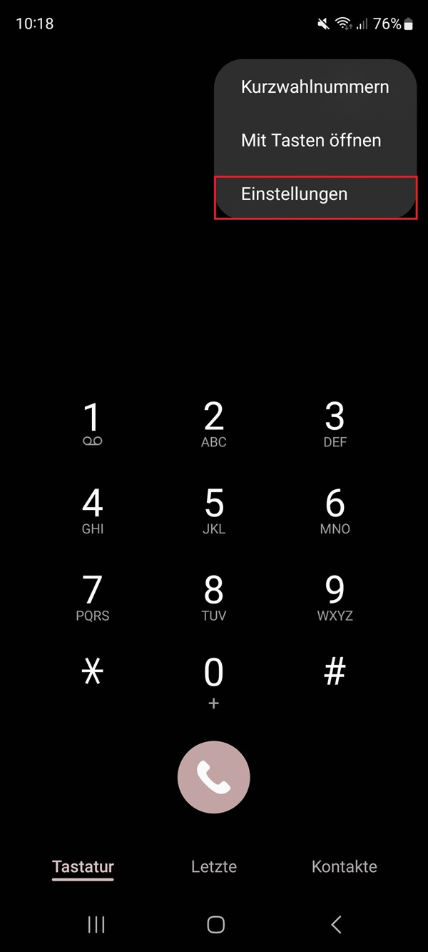 Screenshot der Telefon-App mit Markierung von „Einstellungen“.