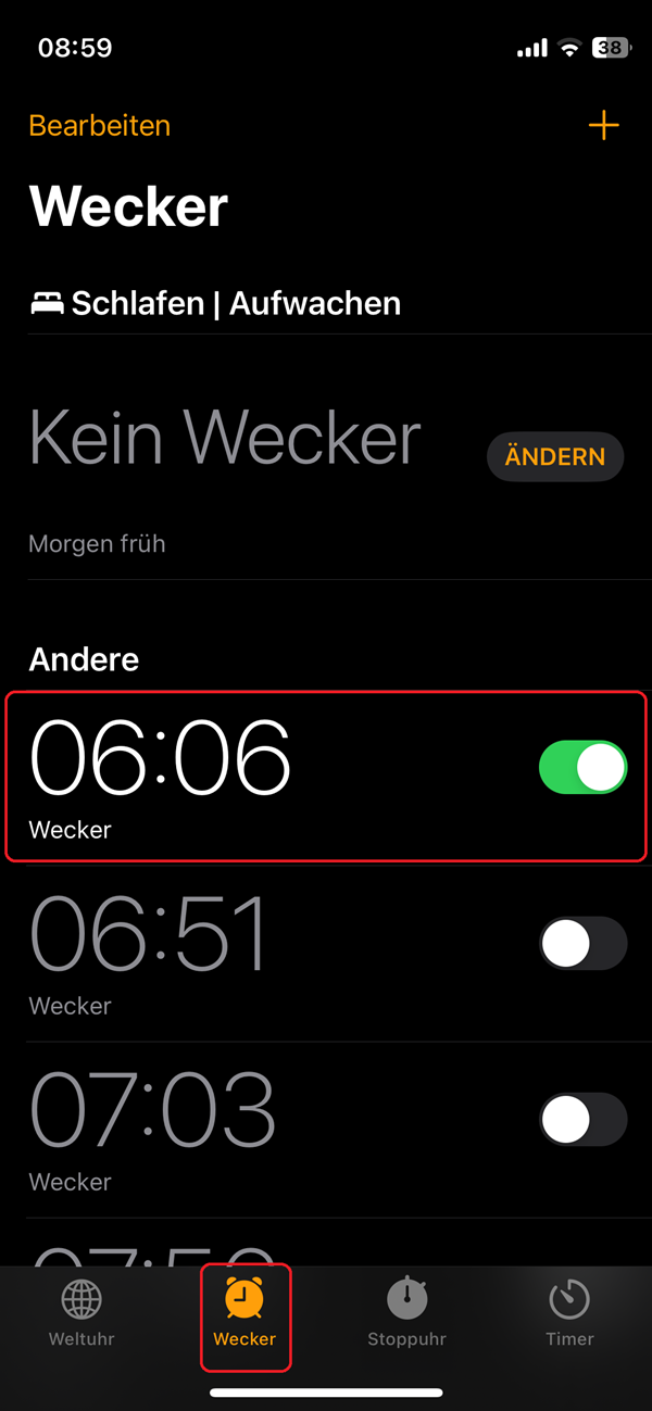 Screenshot von iPhone-App „Uhr“ mit roter Markierung beim Reiter „Wecker“ und einem eingestellten Wecker